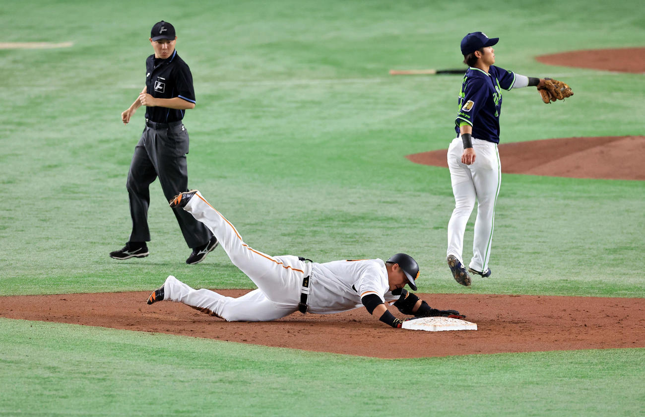 巨人対ヤクルト　2回裏巨人1死、中田翔は左二塁打を放ち、二塁に倒れ込むようにヘッドスライディングする（撮影・浅見桂子）