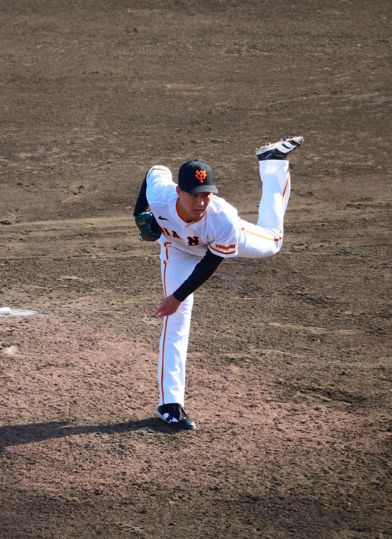 イースタン・リーグ巨人対ヤクルト　マウンドで力投する巨人富田（撮影・上田悠太）