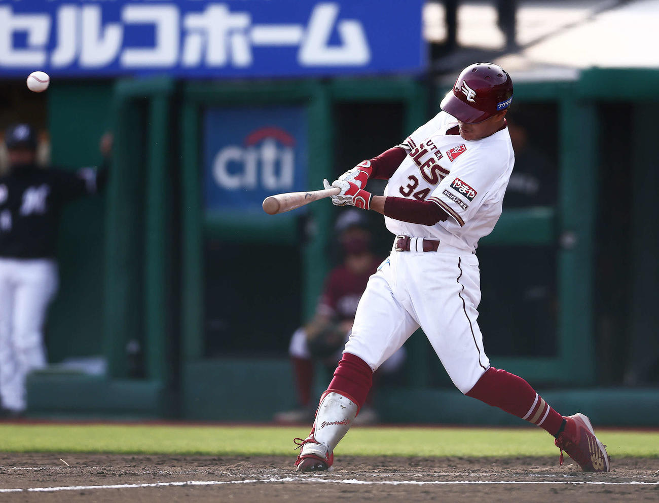 楽天対ロッテ　7回裏楽天2死二塁、左翼繊維適時三塁打を放つ山崎（撮影・河田真司）