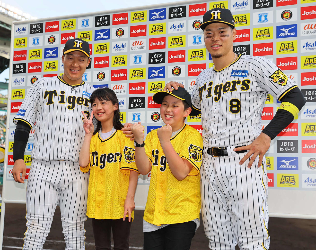 阪神対中日　ヒーローインタビューをした子どもたちと記念撮影をする大山（左）と佐藤輝（撮影・上田博志）