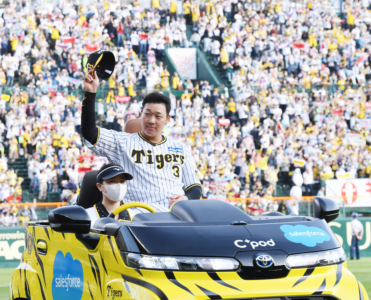阪神対中日　場内を1周、ファンの声援に応えるヒーローの大山（撮影・前岡正明）