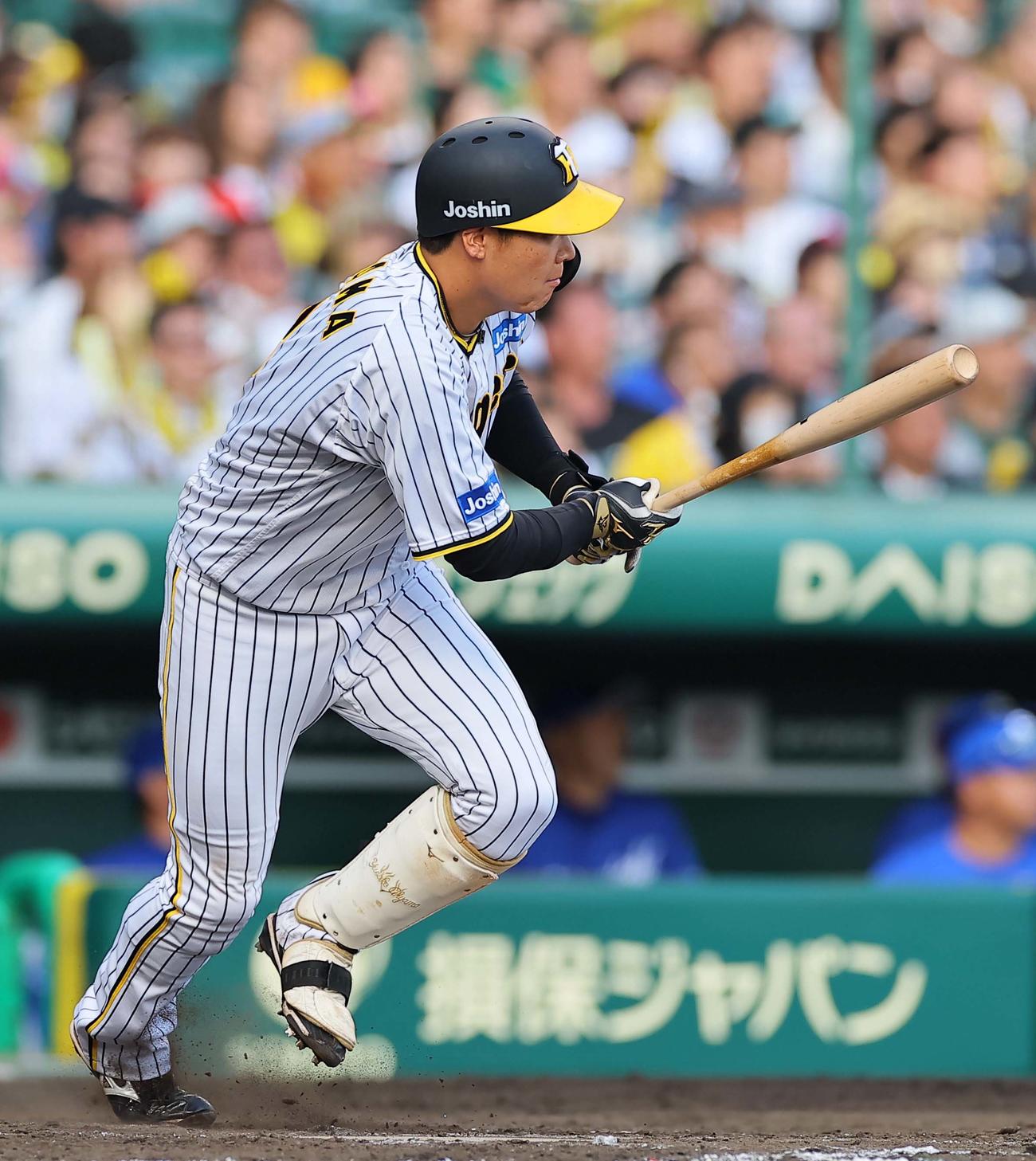 阪神対中日　8回裏阪神2死一、三塁、大山は左前に同点適時打を放つ（撮影・上田博志）