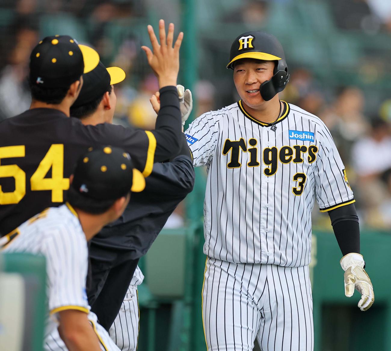 阪神対中日　8回、同点適時打を放った大山はナインと笑顔を見せながらハイタッチをする（撮影・上田博志）