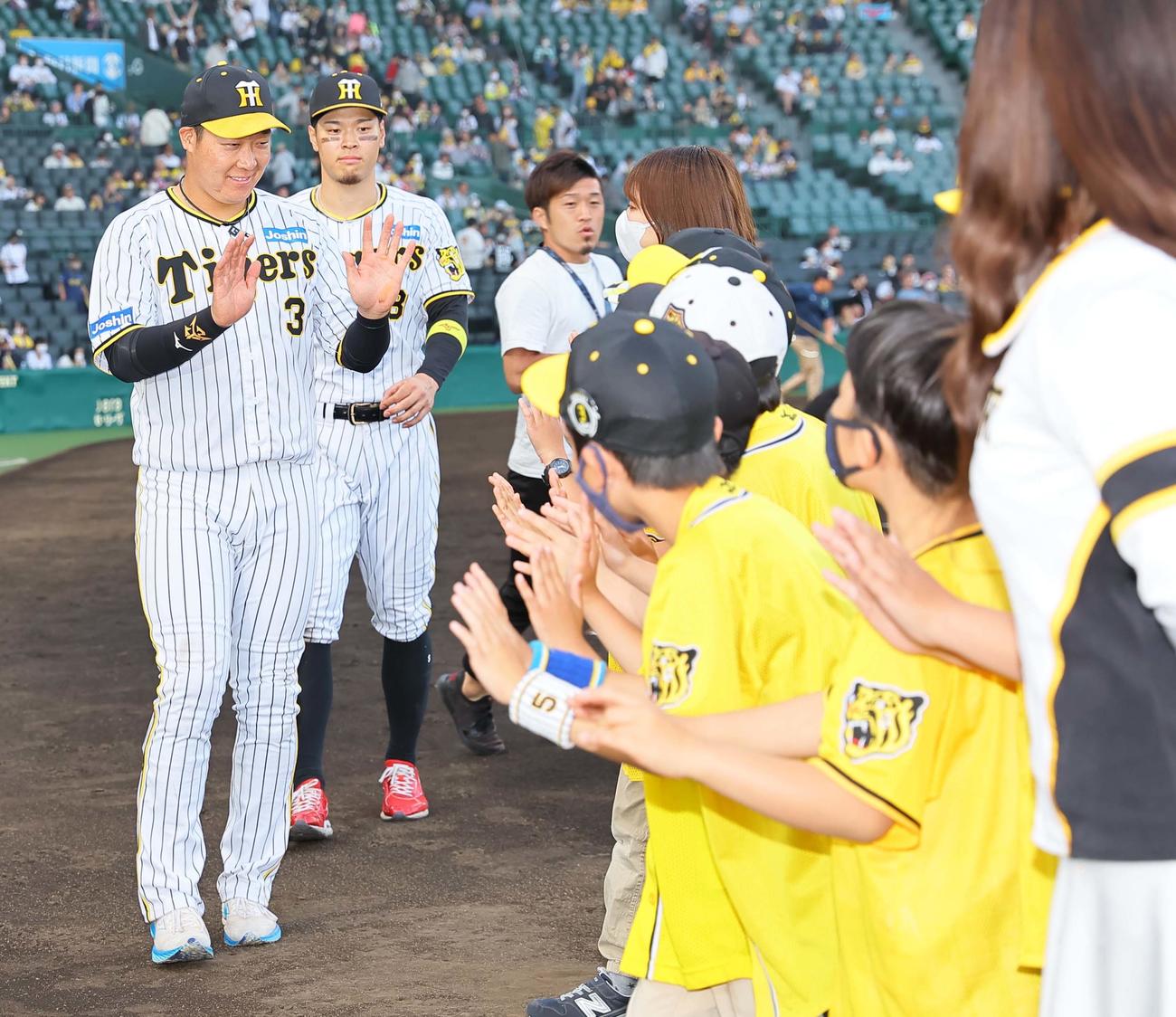 阪神対中日　ヒーローの大山（左）と佐藤輝は子どもたちとハイタッチをする（撮影・上田博志）