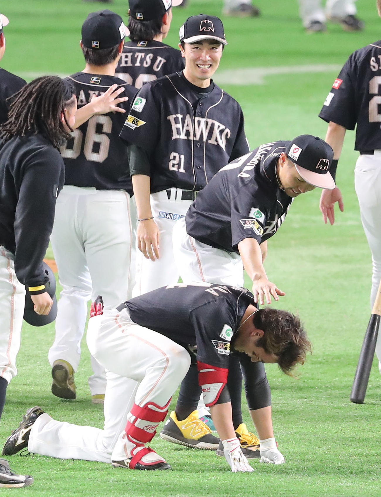 ソフトバンク対オリックス　延長11回裏ソフトバンク無死一、二塁、栗原は中前にサヨナラとなる適時打を放つ、駆け寄るナイン（撮影・梅根麻紀）