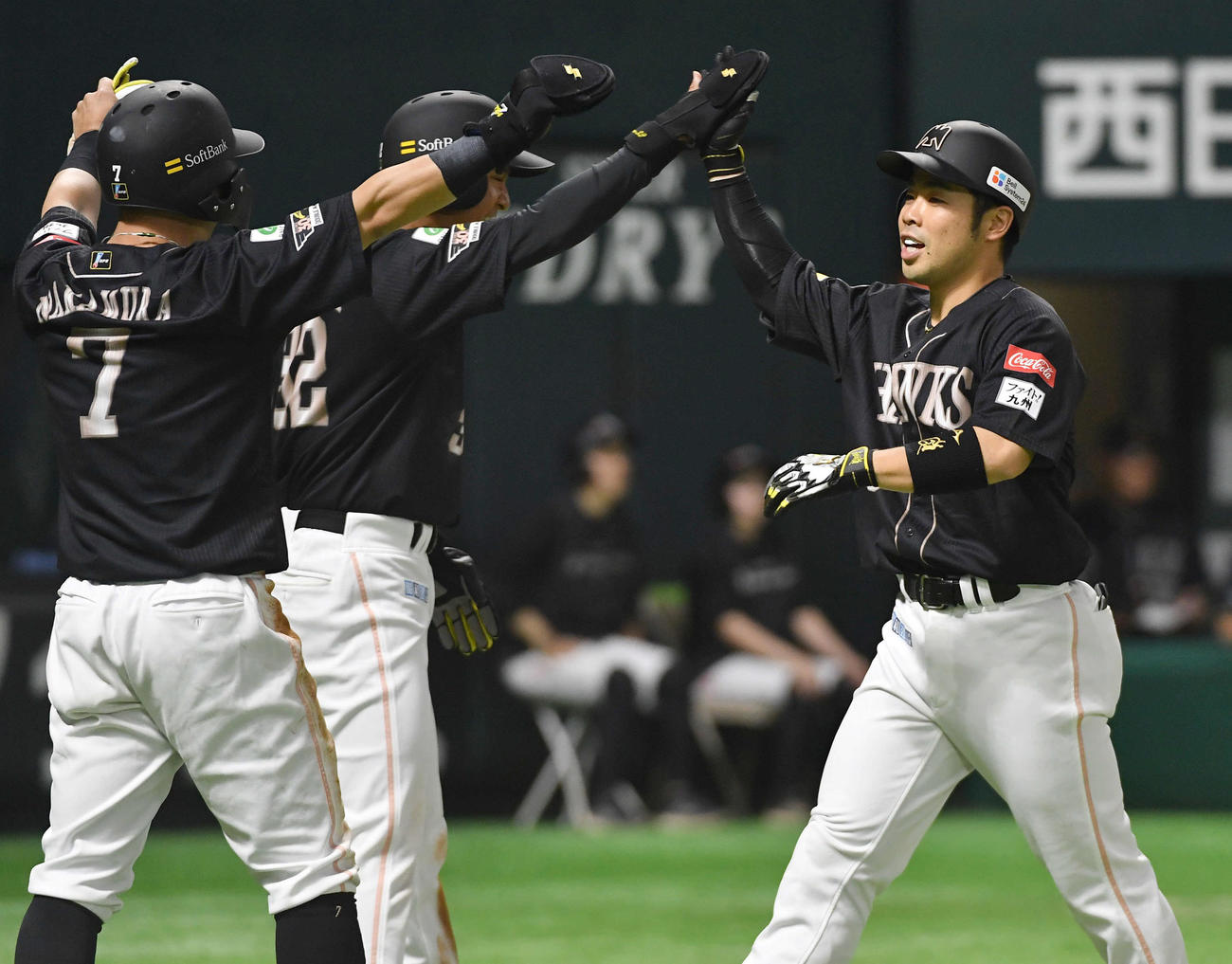 ソフトバンク対オリックス　4回裏ソフトバンク1死一、二塁、逆転の右越え3点本塁打を放った近藤（右）は、左から中村晃、柳町とタッチを交わす（撮影・岩下翔太）