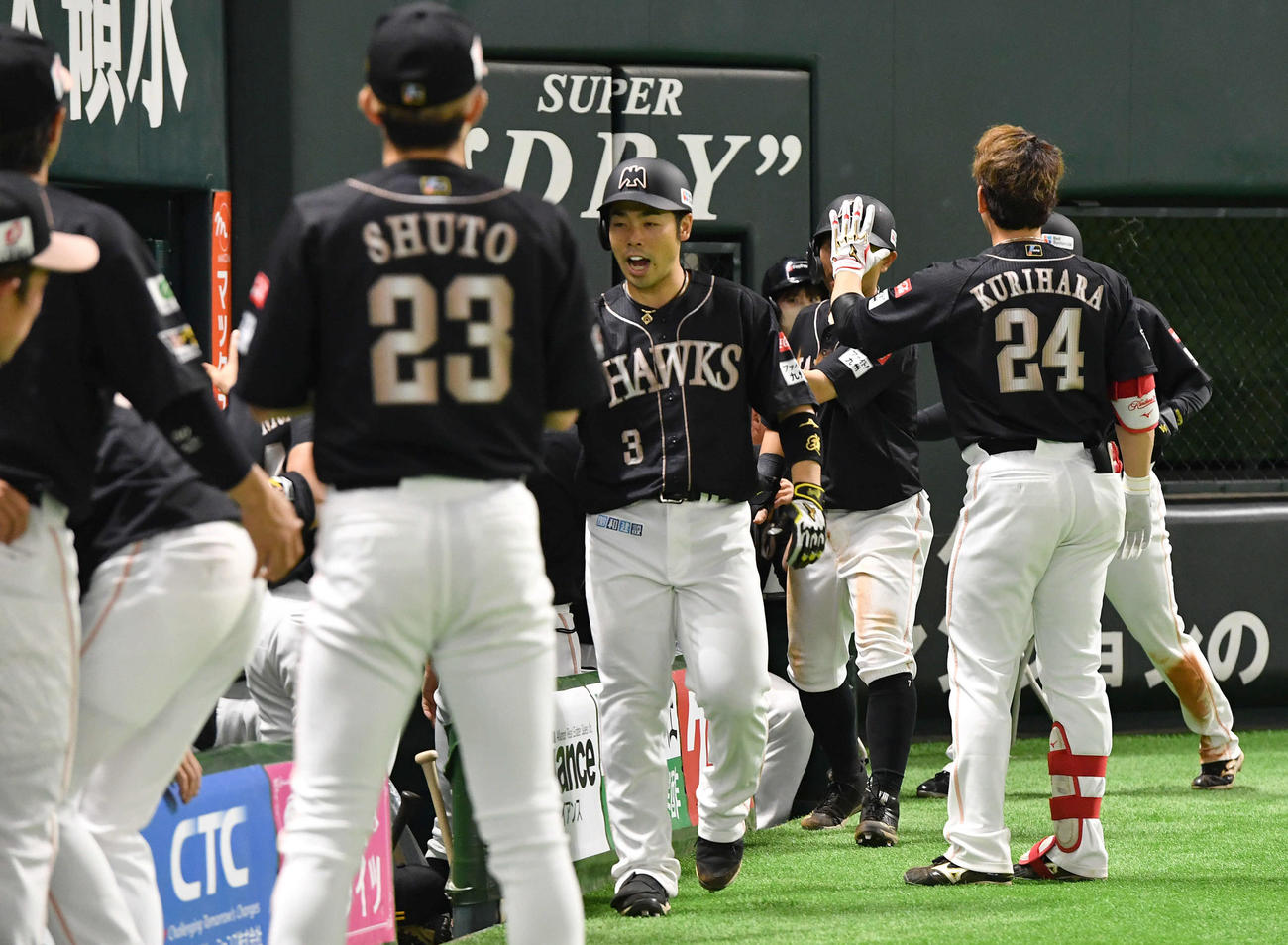 ソフトバンク対オリックス　4回裏ソフトバンク1死一、二塁、逆転の右越え3点本塁打を放ち、ナインとタッチを交わす近藤（撮影・岩下翔太）