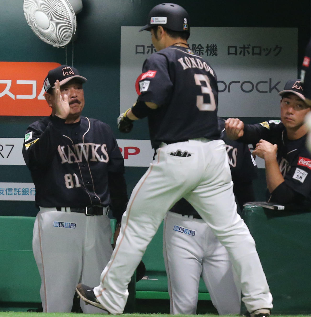 ソフトバンク対オリックス　4回裏ソフトバンク1死一、二塁、近藤は右越えに逆転となる3点本塁打を放ち、藤本監督とタッチをする（撮影・冨田成美）