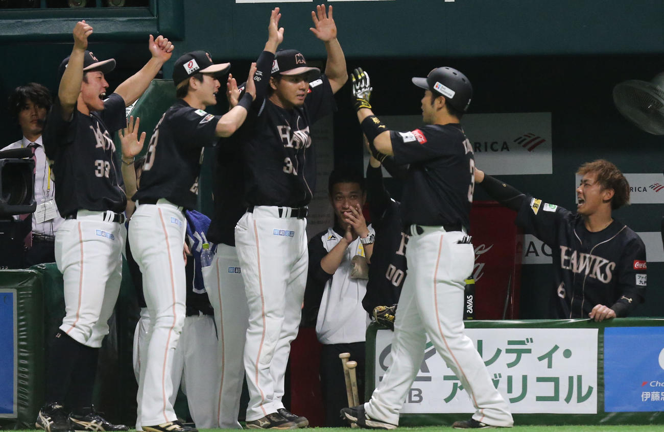 ソフトバンク対オリックス　4回裏ソフトバンク1死一、二塁、近藤は右越えに逆転となる3点本塁打を放ち、ベンチのナインとタッチをする（撮影・冨田成美）