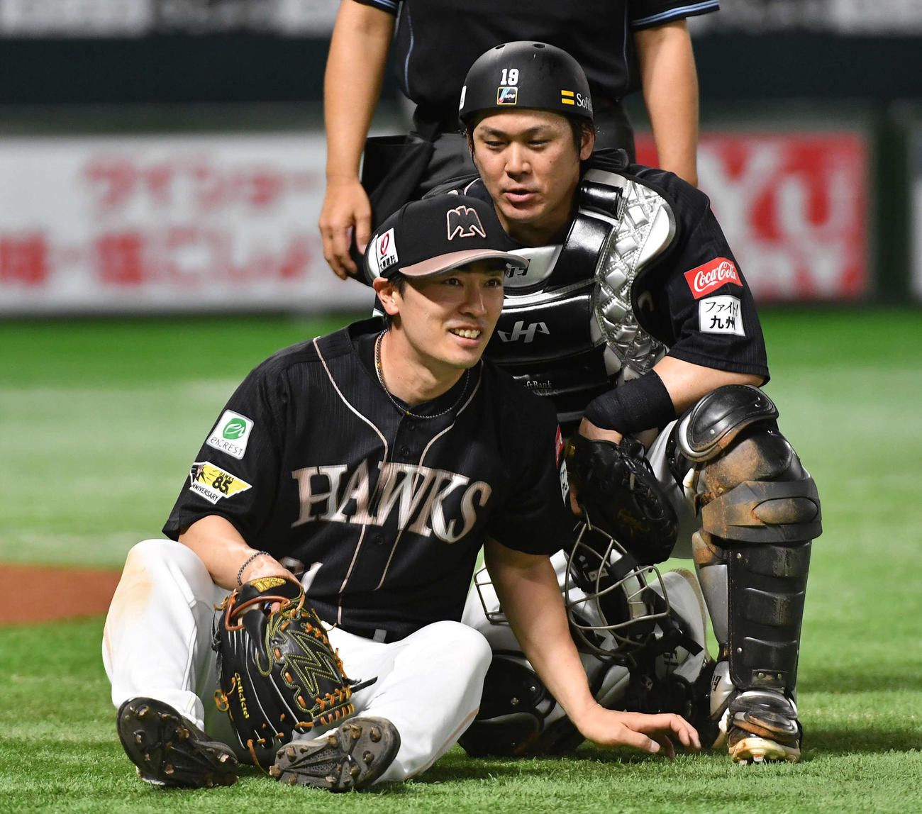 4回表オリックス無死一塁、送りバントを狙った紅林の小フライを捕球し、飛び出していた一塁走者をアウトにして併殺を奪った和田（左）（撮影・岩下翔太）