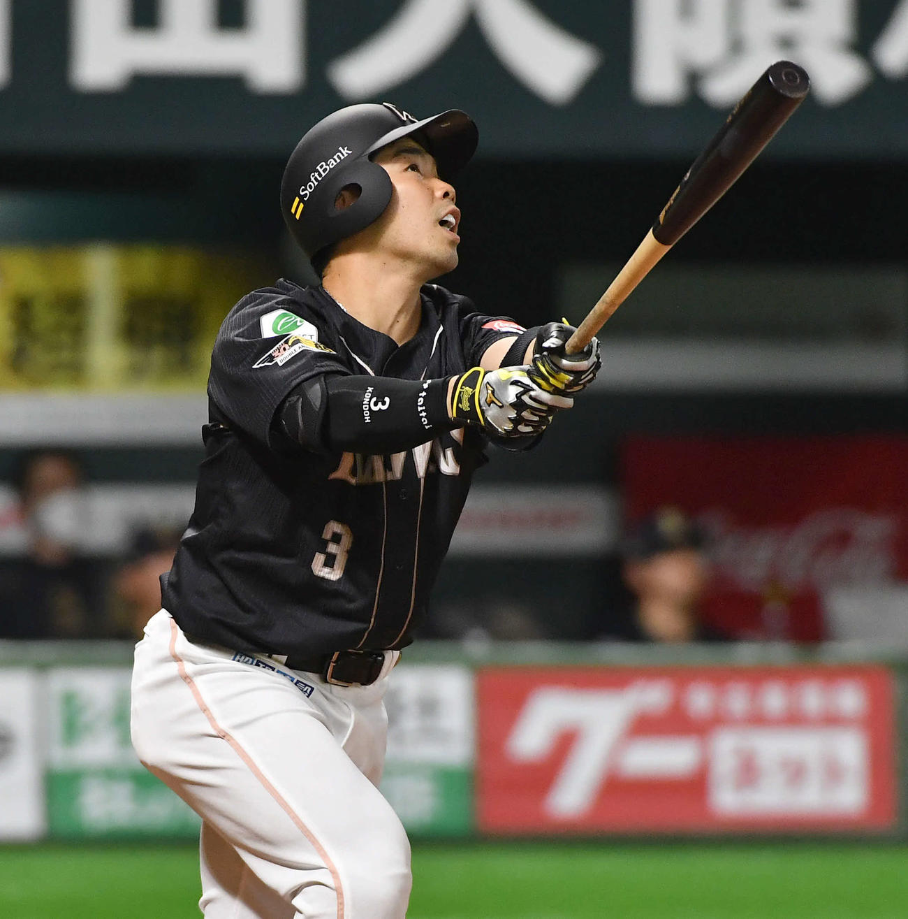 ソフトバンク対オリックス　4回裏ソフトバンク1死一、二塁、近藤は逆転の右越え3点本塁打を放つ（撮影・岩下翔太）