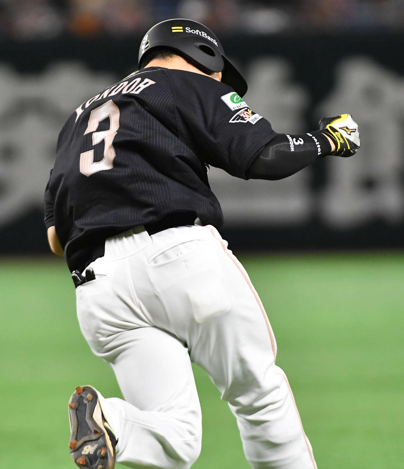 ソフトバンク対オリックス　4回裏ソフトバンク1死一、二塁、逆転の右越え3点本塁打を放ち、ガッツポーズする近藤（撮影・岩下翔太）