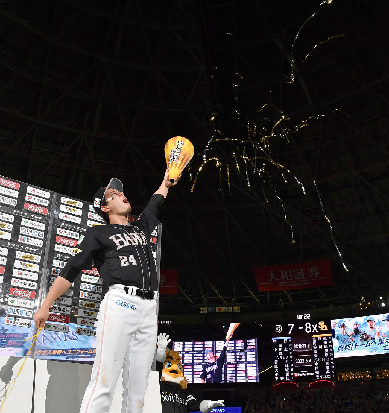 ソフトバンク対オリックス　オリックスにサヨナラ勝利し、勝利のクラッカーで歓喜する栗原（撮影・岩下翔太）