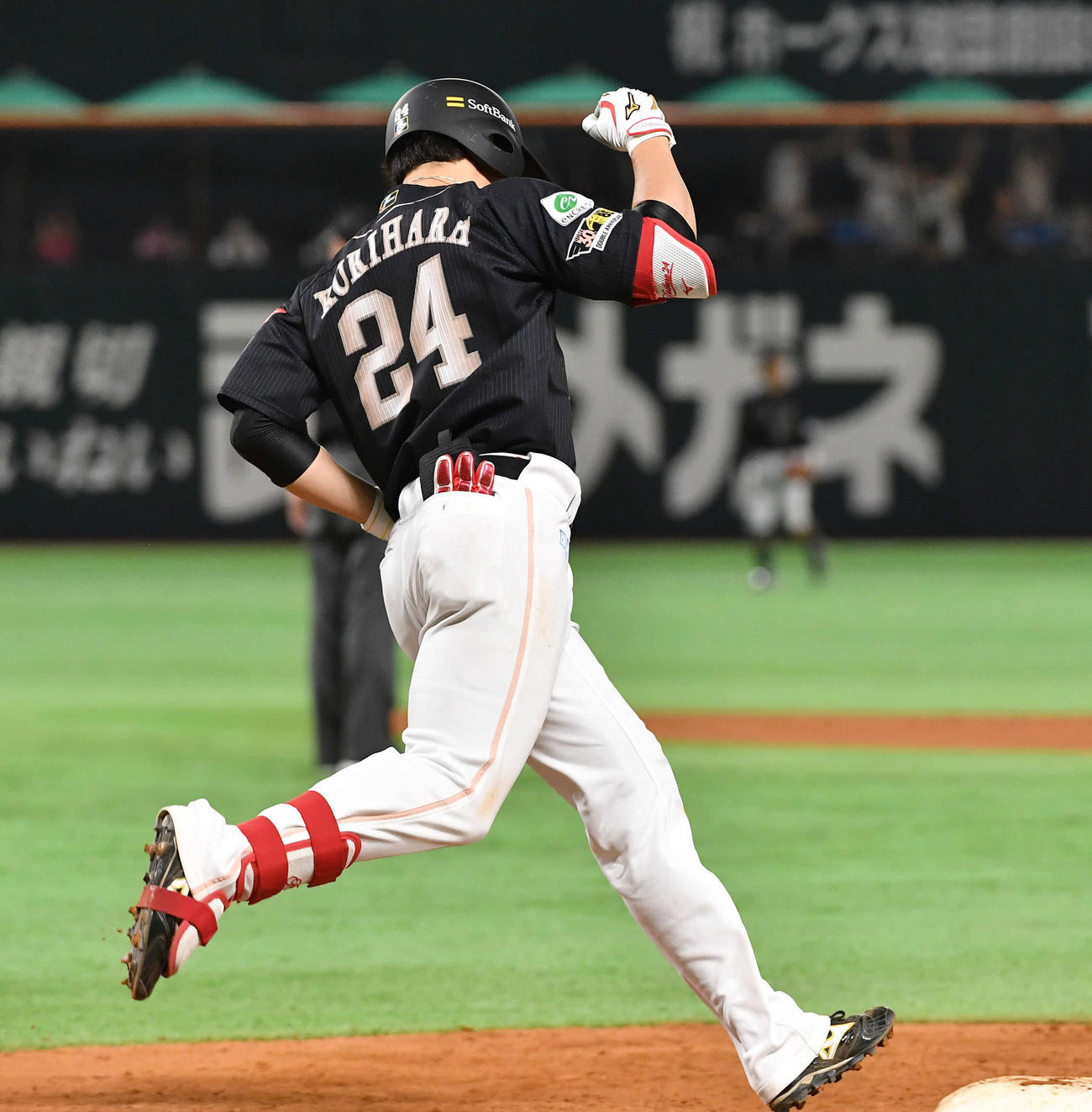 ソフトバンク対オリックス　延長11回裏ソフトバンク無死一、二塁、中越えにサヨナラ打を放ち、ガッツポーズする栗原（撮影・岩下翔太）
