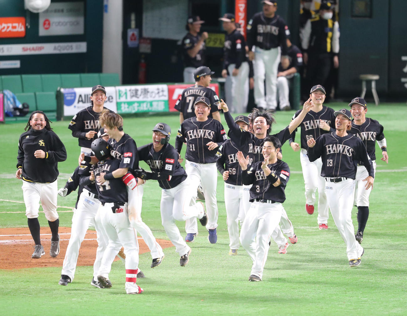 ソフトバンク対オリックス　延長11回裏ソフトバンク無死一、二塁、栗原は中前にサヨナラとなる適時打を放つ、駆け寄るナイン（撮影・梅根麻紀）