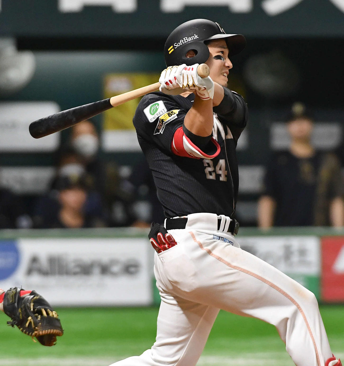 ソフトバンク対オリックス　延長11回裏ソフトバンク無死一、二塁、栗原は中越えにサヨナラ打を放つ（撮影・岩下翔太）