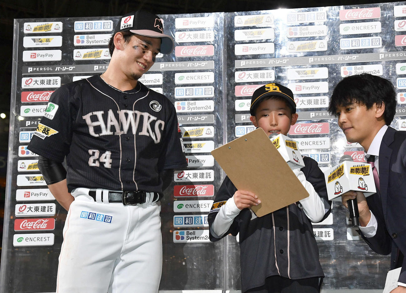 ソフトバンク対オリックス　ヒーローインタビューで子どもからの質問を聞く栗原（撮影・岩下翔太）