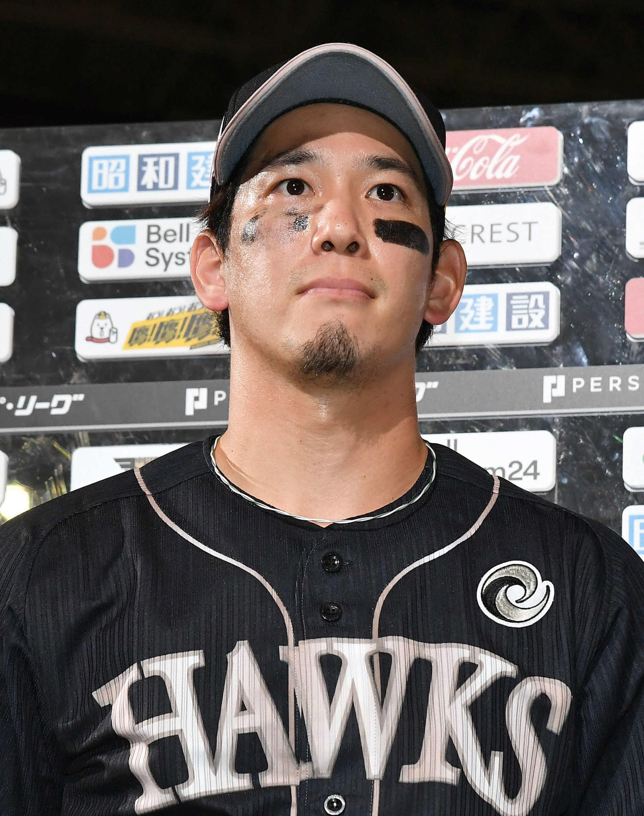 ソフトバンク対オリックス　サヨナラ打を放った栗原はナインからの手荒い祝福で片方のアイブラックが落ちる（撮影・岩下翔太）
