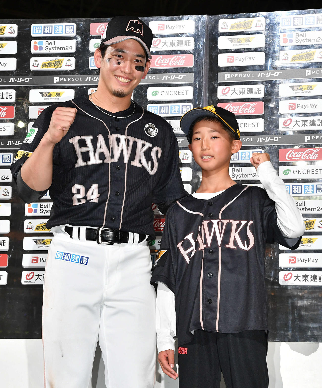 ソフトバンク対オリックス　ヒーローインタビューをした子どもとガッツポーズする栗原（撮影・岩下翔太）