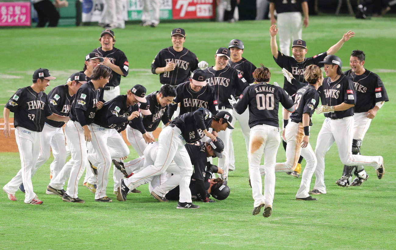 ソフトバンク対オリックス　延長11回裏ソフトバンク無死一、二塁、栗原は中前にサヨナラとなる適時打を放つ、駆け寄るナイン（撮影・梅根麻紀）