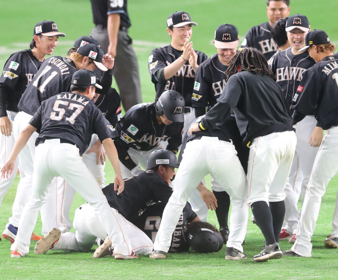 ソフトバンク対オリックス　延長11回裏ソフトバンク無死一、二塁、栗原は中前にサヨナラとなる適時打を放つ、駆け寄るナイン（撮影・梅根麻紀）