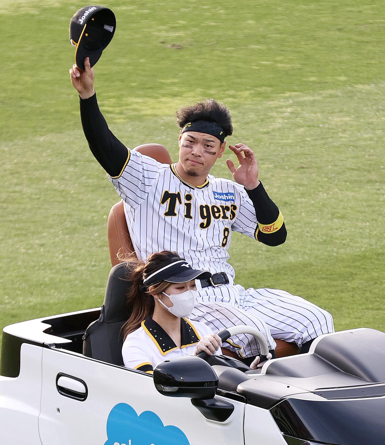 ファンの歓声に帽子を振って応える阪神佐藤輝（撮影・上山淳一）