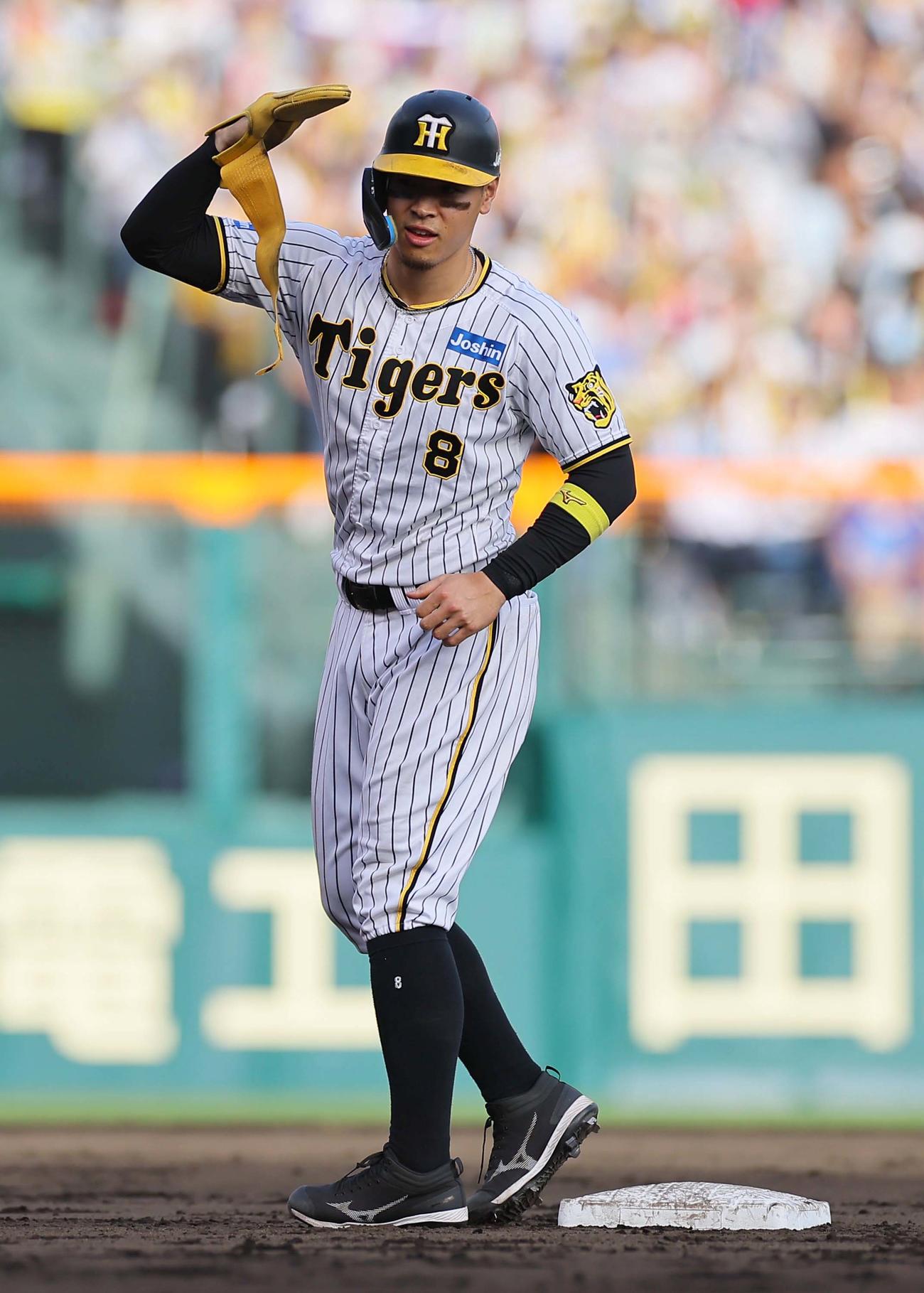 8回裏阪神2死一、二塁、勝ち越し適時打を放った佐藤輝は敬礼ポーズを決める（撮影・上田博志）