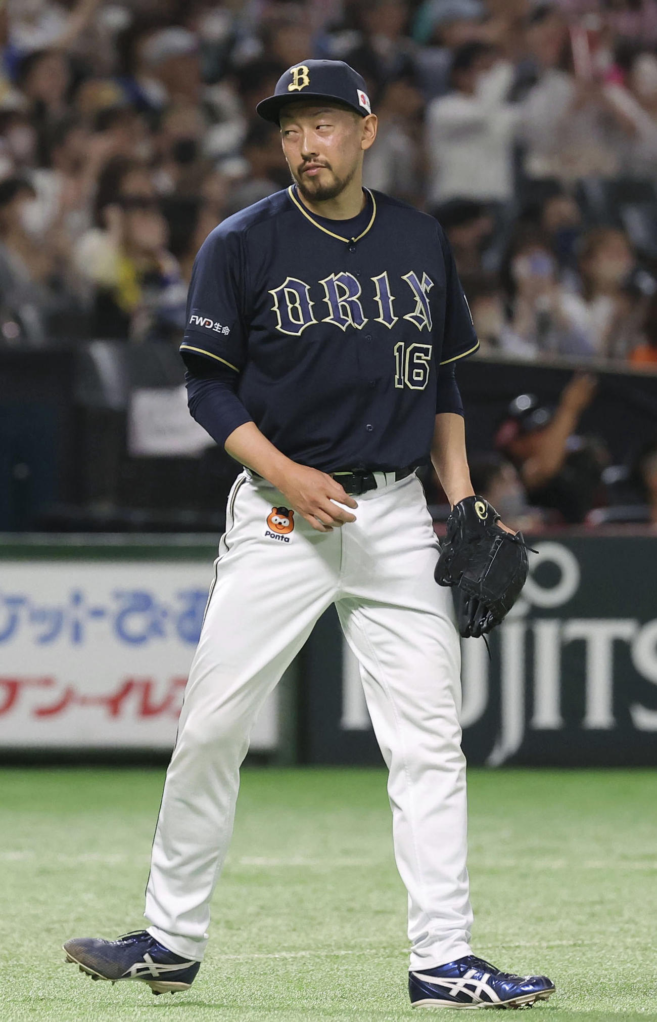 11回、ソフトバンク・栗原にサヨナラ打を浴び、さえない表情で引き揚げるオリックス・平野佳＝ペイペイドーム（共同）