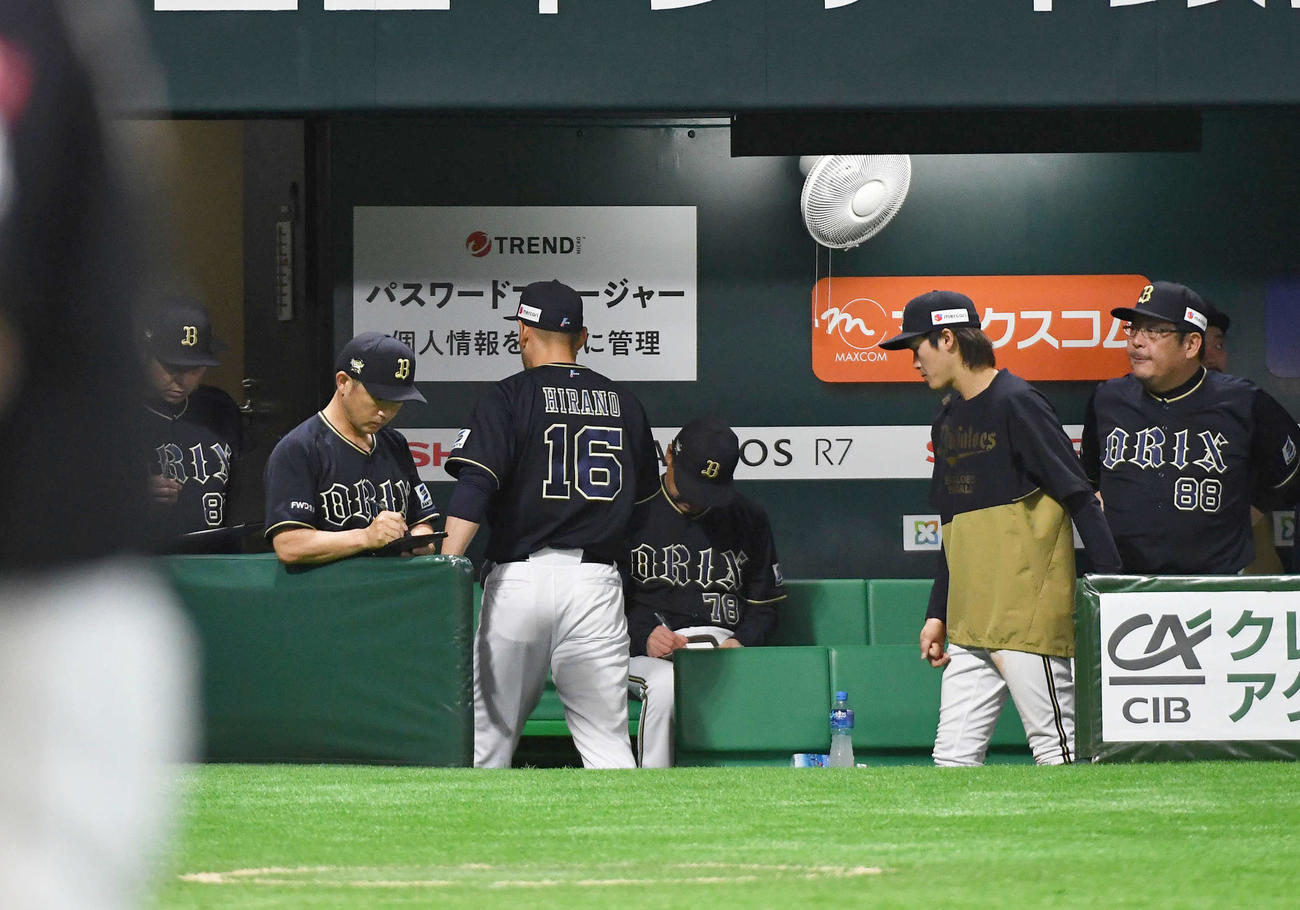 ソフトバンク対オリックス　延長11回裏ソフトバンク無死一、二塁、栗原に中越えサヨナラ打を打たれ、肩を落としてグラウンドを後にする平野佳（背番号16）らオリックスナイン（撮影・岩下翔太）