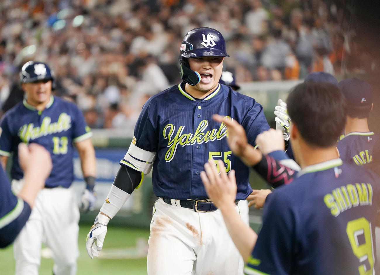 巨人対ヤクルト　7回表ヤクルト1死一塁、2点本塁打を放ち、ベンチでほえる村上（撮影・狩俣裕三）