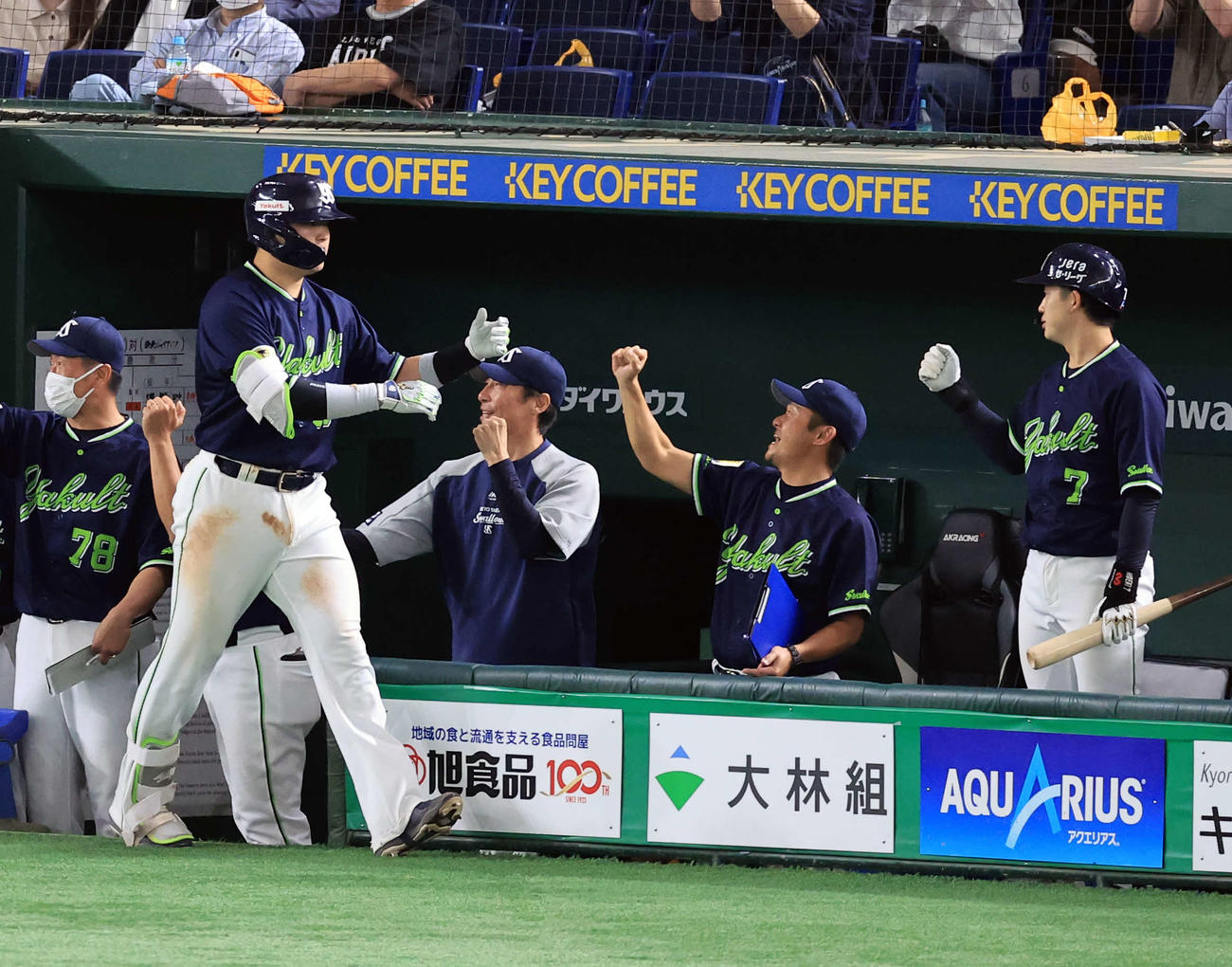 巨人対ヤクルト　7回表ヤクルト1死一塁、村上（手前）は右越え2点本塁打を放ち、高津監督らとハイタッチ（撮影・浅見桂子）