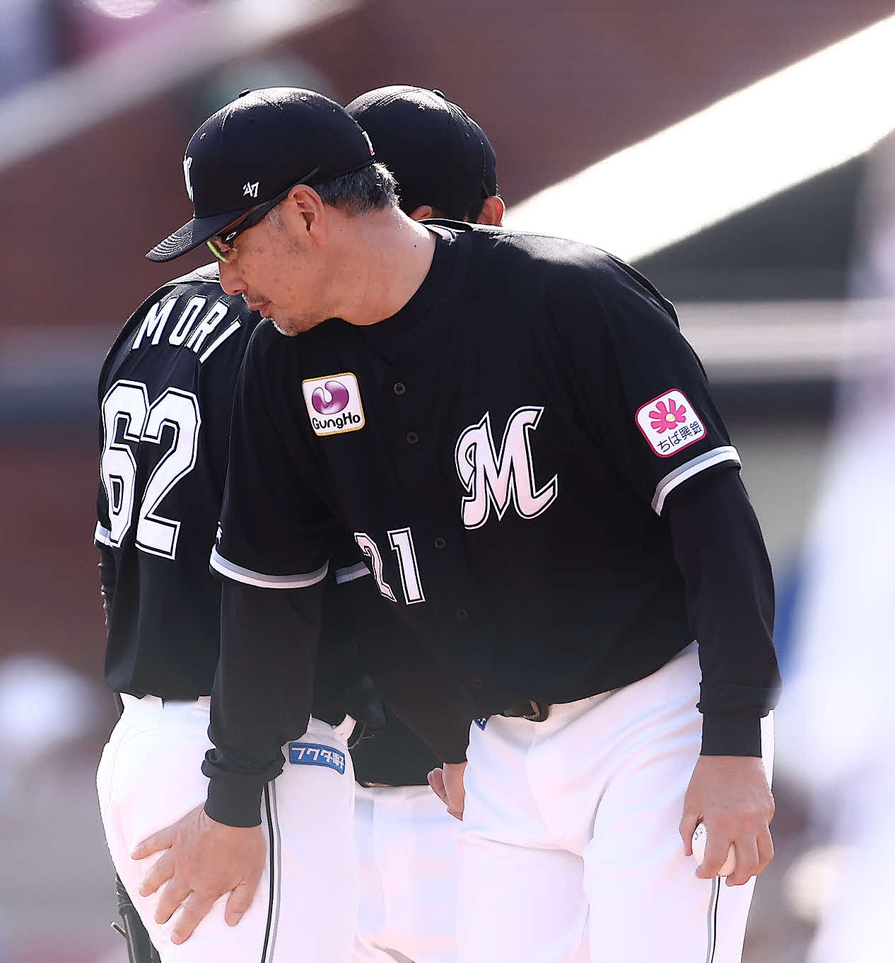 楽天対ロッテ　5回裏楽天2死一、二塁、降板の森（奥）をねぎらう吉井監督（撮影・河田真司）