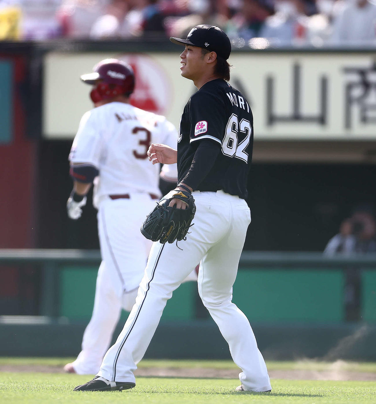 楽天対ロッテ　5回裏楽天2死一、三塁、浅村栄斗（奥）に先制適時打を許す森（撮影・河田真司）