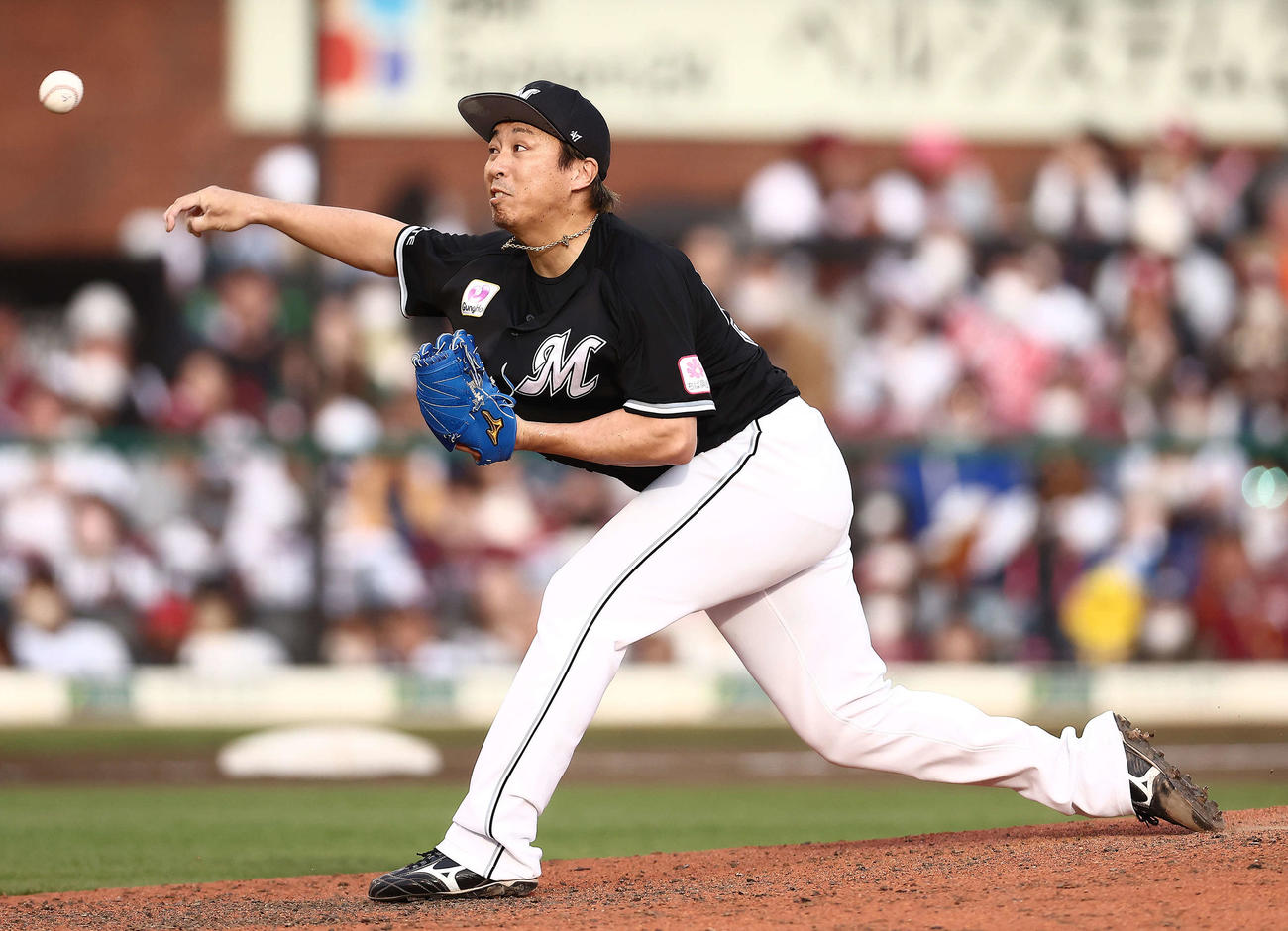 3日、楽天対ロッテ　延長10回裏、ロッテ4番手で登板する益田（撮影・河田真司）