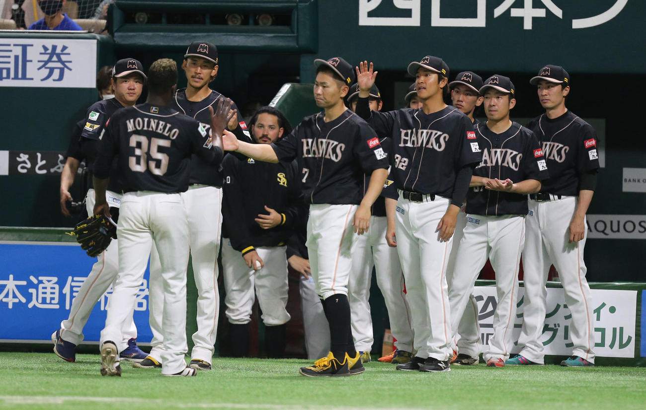 ソフトバンク対オリックス　延長11回を投げ終えたモイネロを迎えるホークスナイン（撮影・冨田成美）