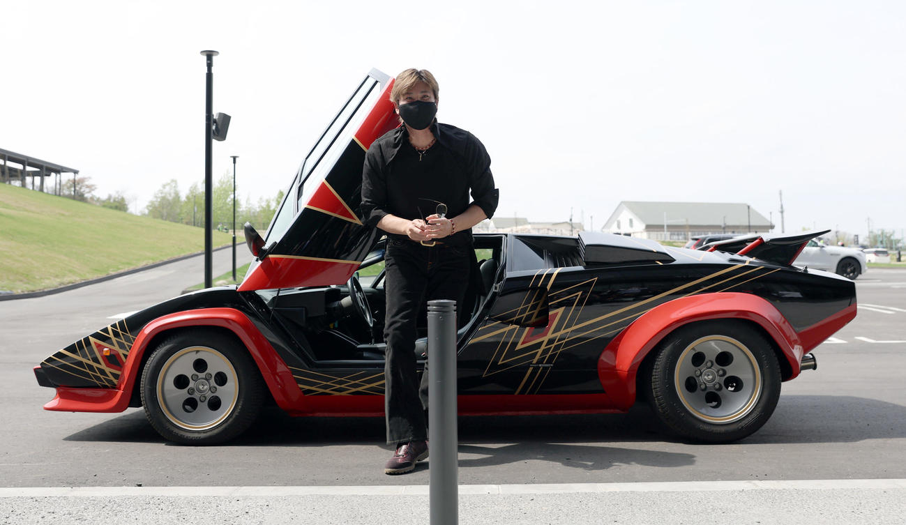 日本ハム対楽天　自身がデザインしたユニホームがラッピングされたカウンタックで球場入りする新庄監督（撮影・佐藤翔太）