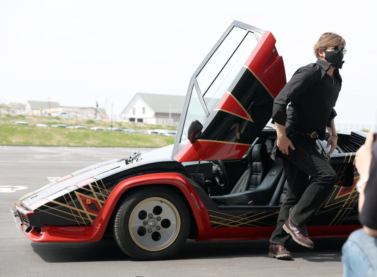 日本ハム対楽天　自身がデザインしたユニホームがラッピングされたカウンタックで球場入りする新庄監督（撮影・佐藤翔太）