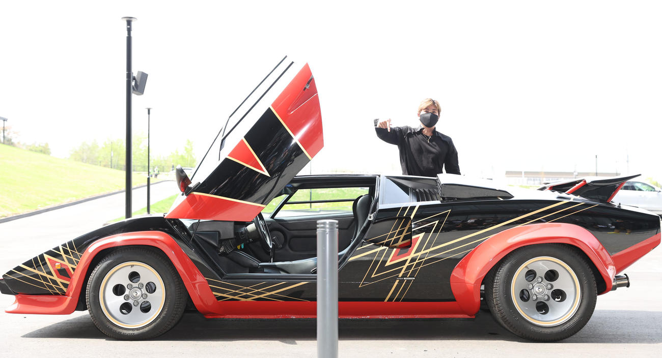 日本ハム対楽天　自身がデザインしたユニホームがラッピングされたカウンタックで球場入りする新庄監督（撮影・佐藤翔太）