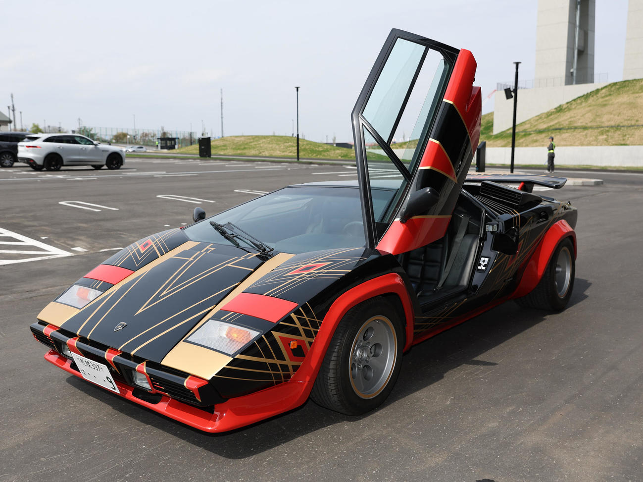 日本ハム対楽天　新庄監督がデザインしたユニホームがラッピングされたカウンタック（撮影・佐藤翔太）