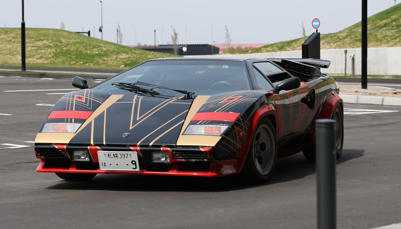 日本ハム対楽天　自身がデザインしたユニホームがラッピングされたカウンタックで球場入りする新庄監督（撮影・佐藤翔太）