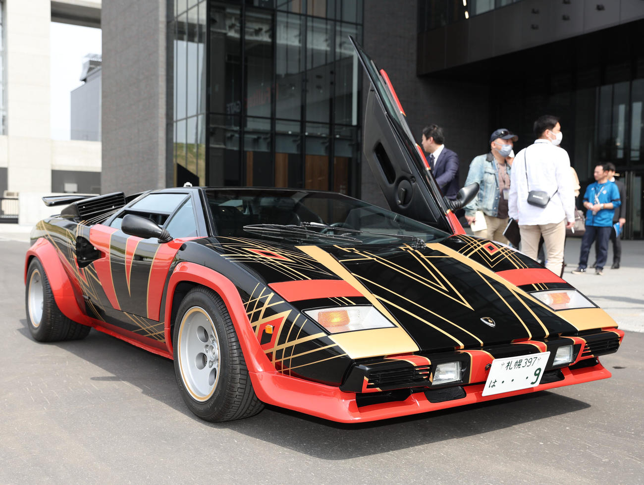 日本ハム対楽天　新庄監督がデザインしたユニホームがラッピングされたカウンタック（撮影・佐藤翔太）