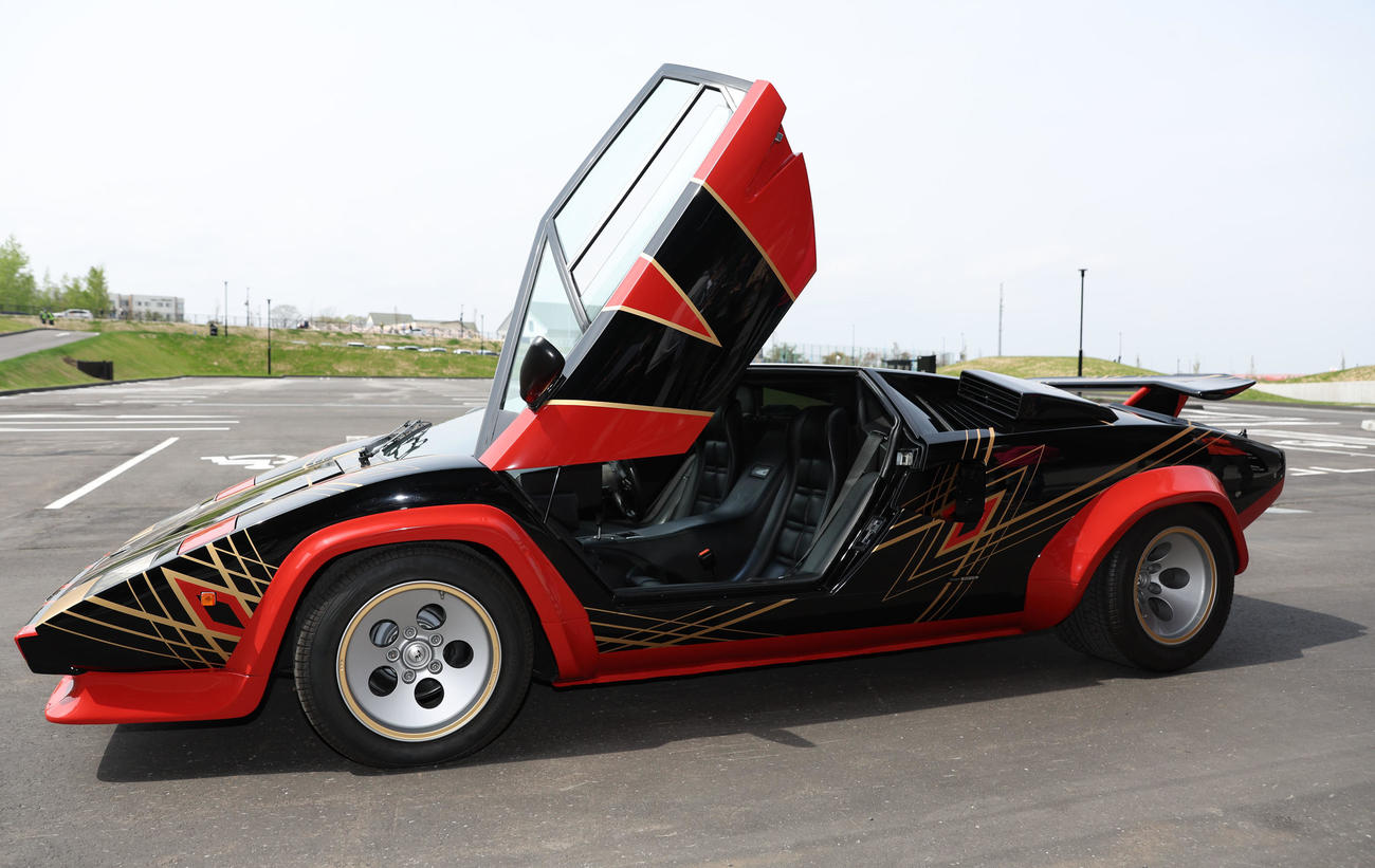 日本ハム対楽天　新庄監督がデザインしたユニホームがラッピングされたカウンタック（撮影・佐藤翔太）