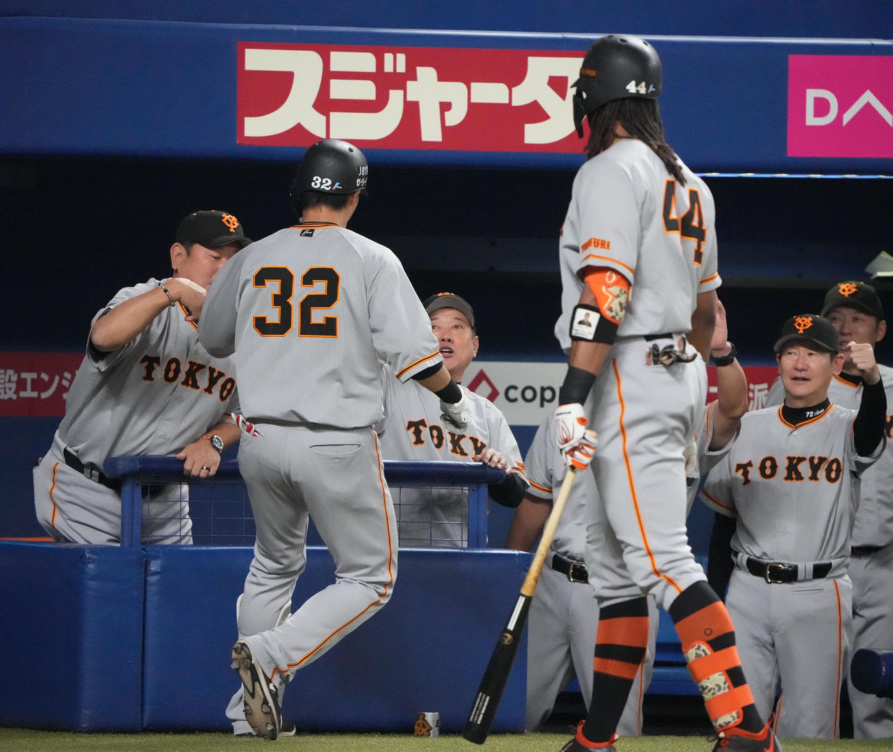 プロ野球中日対巨人　1回表巨人無死、左越え本塁打を放った広岡を迎える原監督（中央）（撮影・森本幸一）
