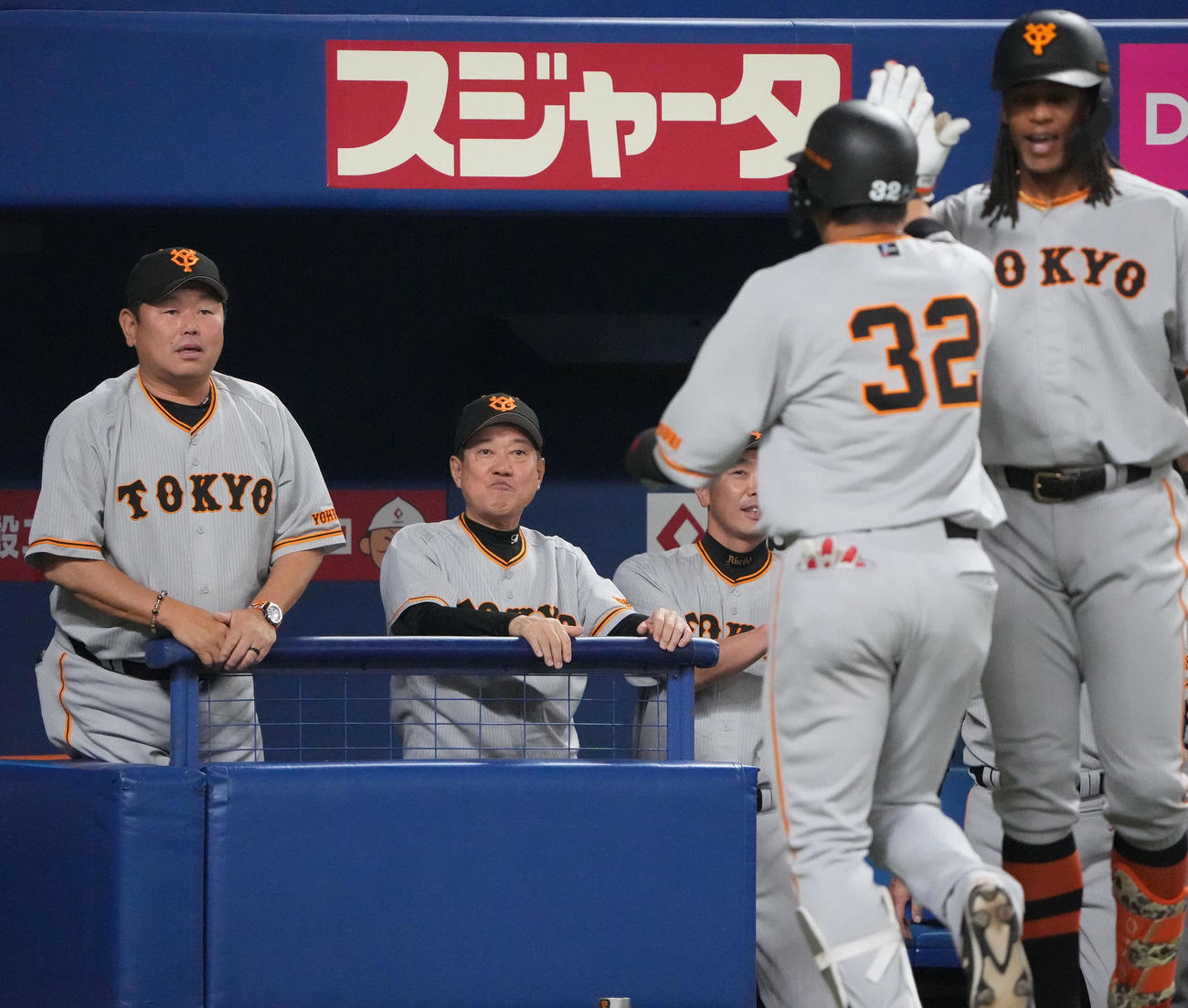 プロ野球中日対巨人　1回表巨人無死、左越え本塁打を放った広岡を迎える原監督（左から2人目）（撮影・森本幸一）