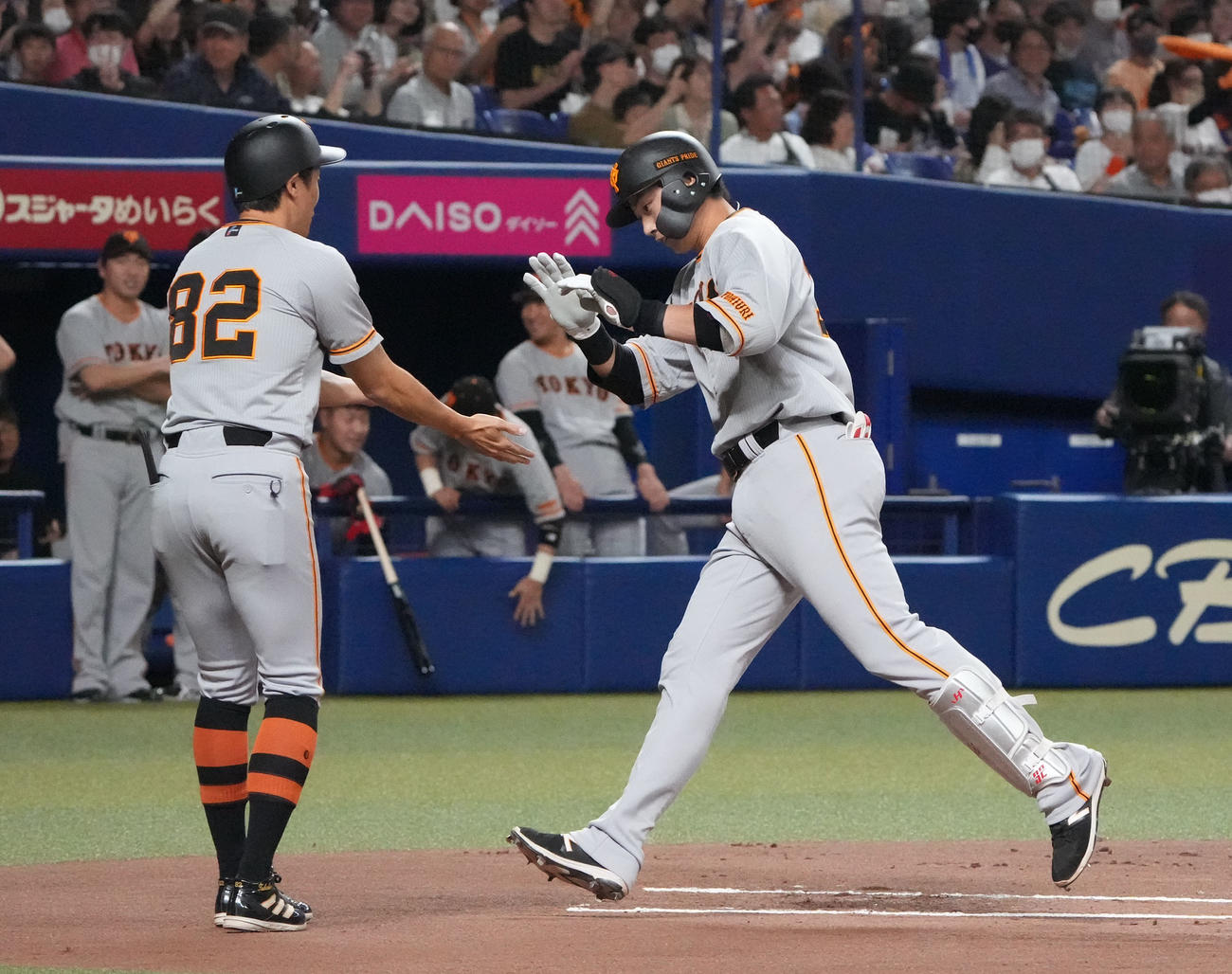 プロ野球中日対巨人　1回表巨人無死、左越え本塁打を放った広岡（右）（撮影・森本幸一）