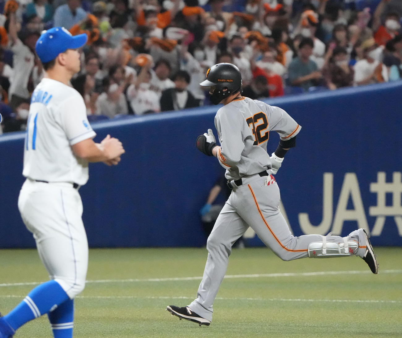 プロ野球中日対巨人　1回表巨人無死、左越え本塁打を放ちダイヤモンドを回る広岡（右）左は小笠原（撮影・森本幸一）