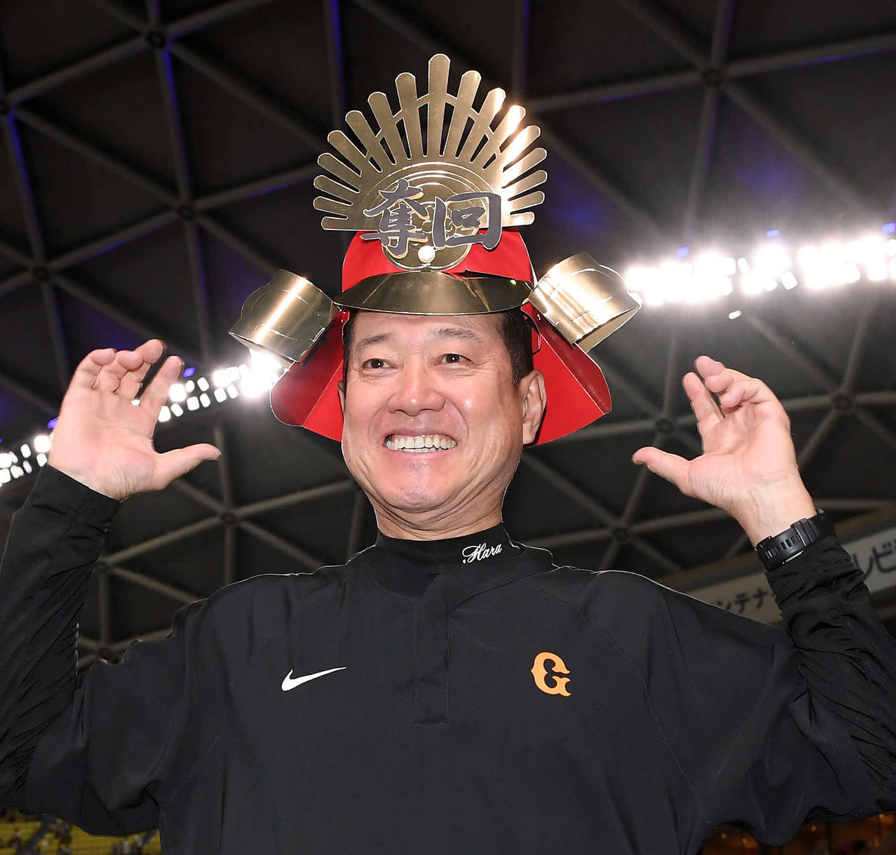 かぶとをかぶり笑顔を見せる巨人原監督（撮影・たえ見朱実）