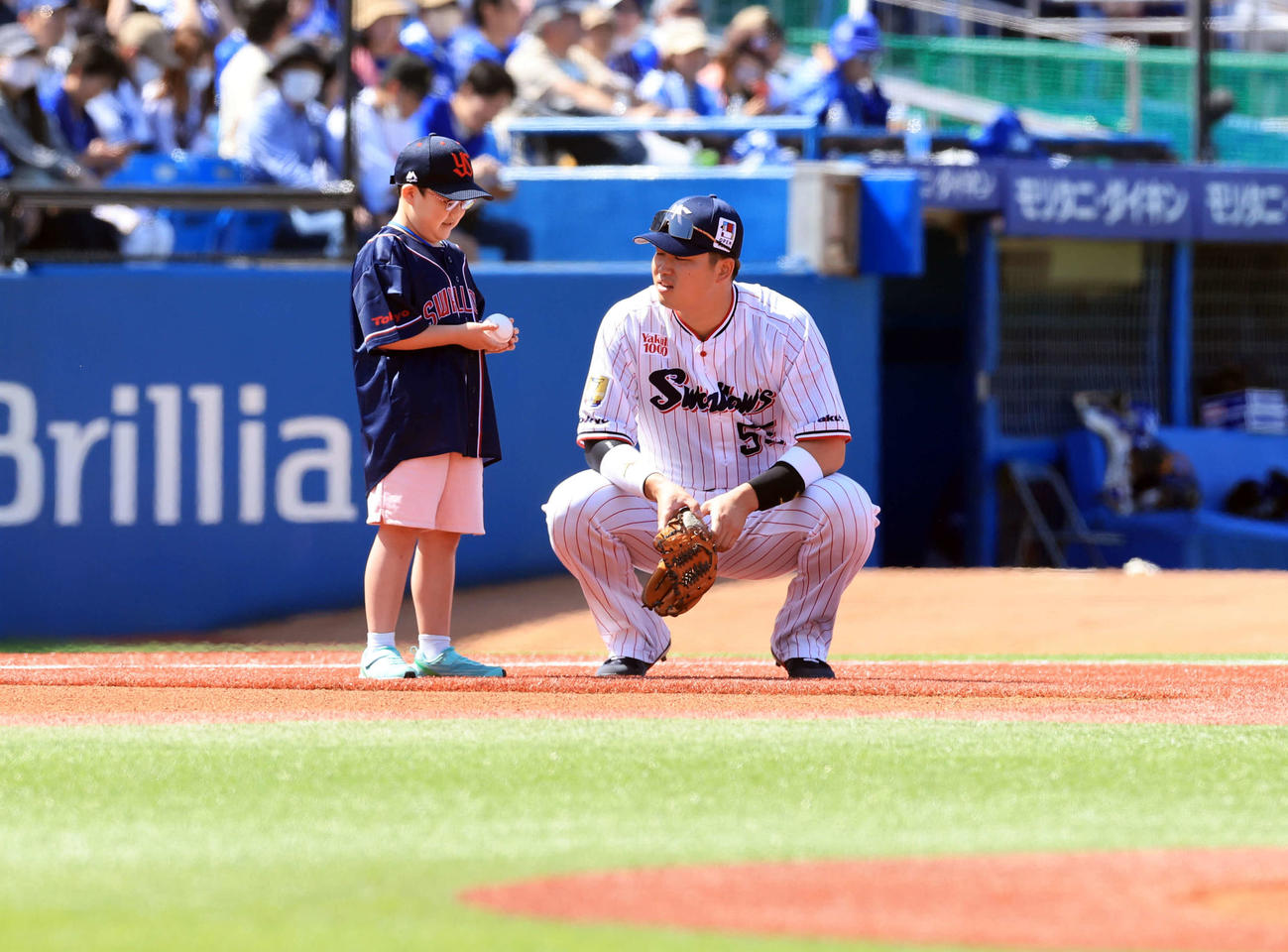 ヤクルト対DeNA　試合前、守備位置に就いて子どもと話すヤクルト村上（撮影・浅見桂子）