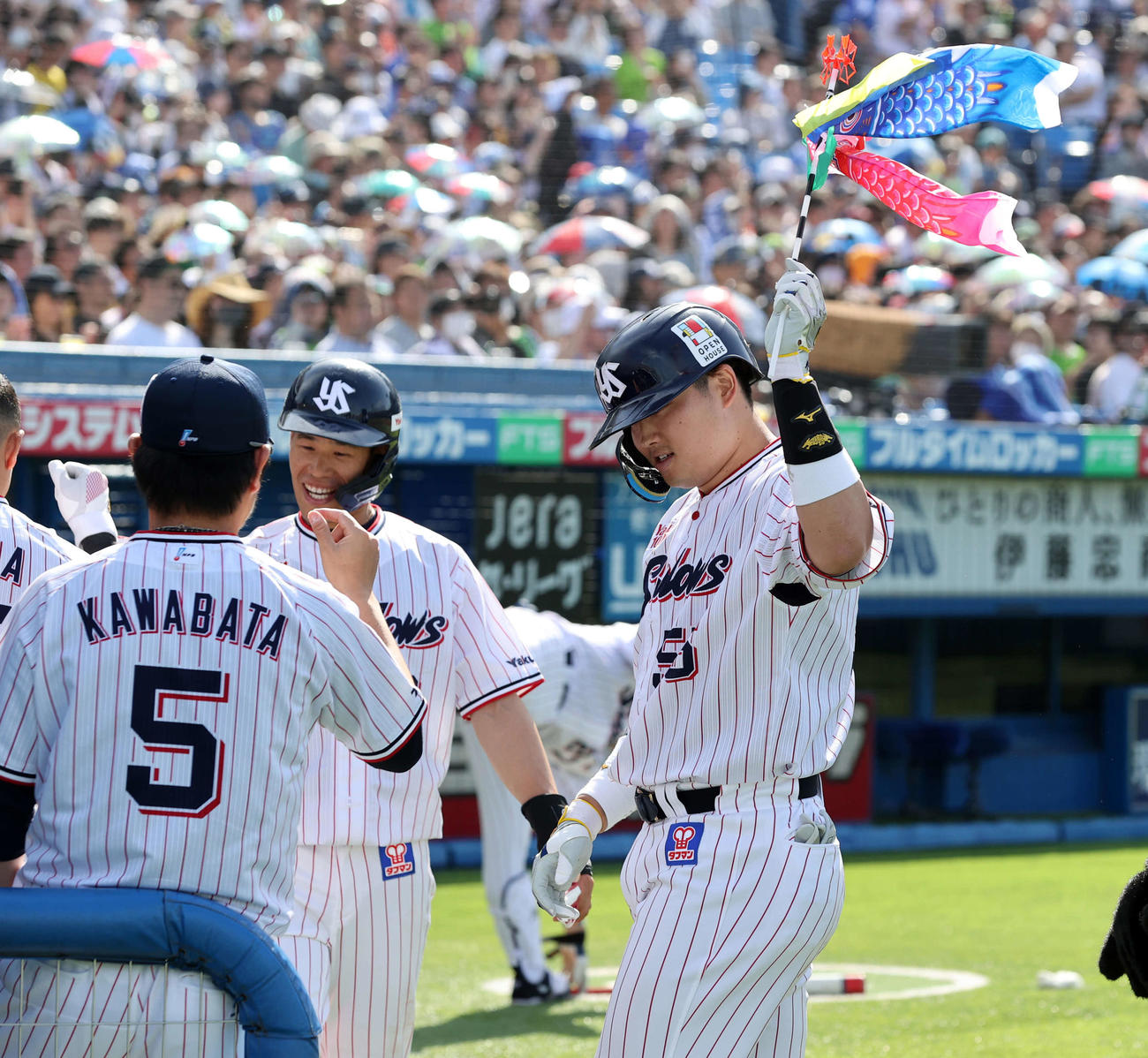 ヤクルト対DeNA 3回裏ヤクルト2死二塁、2点本塁打を放った村上はこいのぼりを手にあいさつ（撮影・浅見桂子）