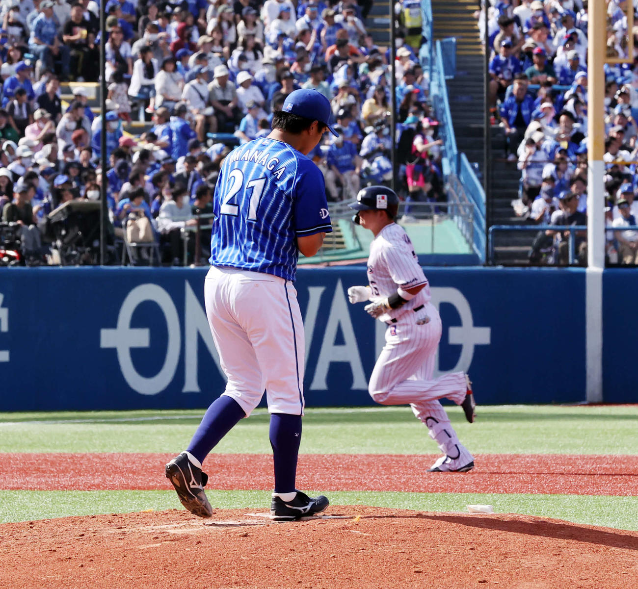 ヤクルト対DeNA 3回裏ヤクルト2死二塁、村上に2点本塁打を許し、がっくりの今永（撮影・浅見桂子）